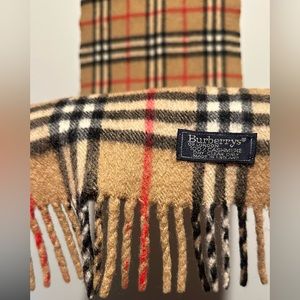 Unisex Burberry scarf, 100% cashmere. Gently pre-loved no stains, snags or rips.